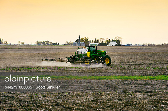 Plainpicture Plainpicture P442m1086965 Agriculture Applying Pre Plainpicture Design Pics Scott Sinklier