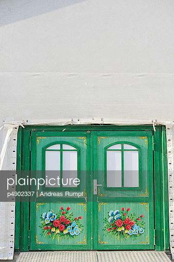 plainpicture plainpicture p4902337 marquee entrance on a funfair