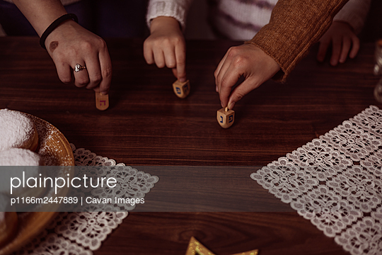 family celebration of the Jewish holiday Hanukkah  at home - p1166m2447889 by Cavan Images