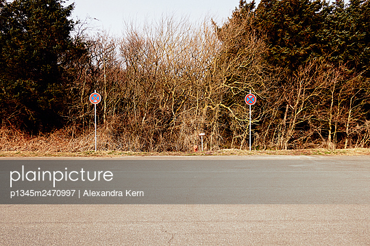 Absolute no stopping, two traffic signs at the roadside, Sylt - p1345m2470997 by Alexandra Kern