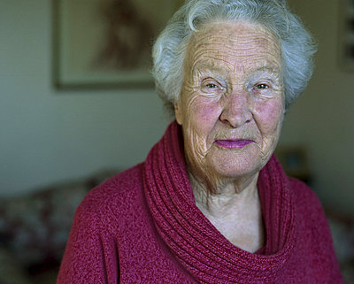 Senior woman, portrait - p6751543 by Jerome Gorin